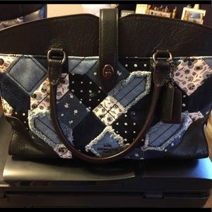 Coach Pocketbook lightly used. Mint condition.